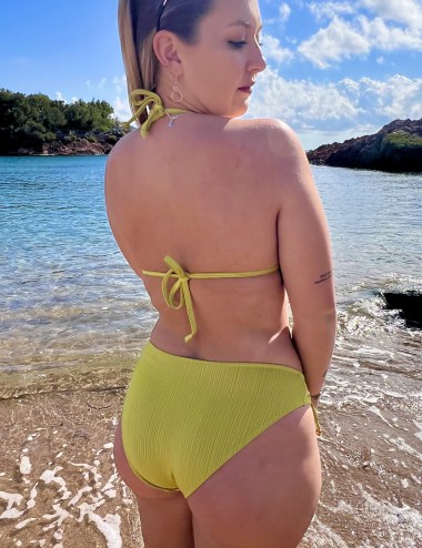 Maillot 2 pièces jaune, tissu texturé et lacets, haut avec coques , culotte classique réglable, tailles 36 à 44 - Dos