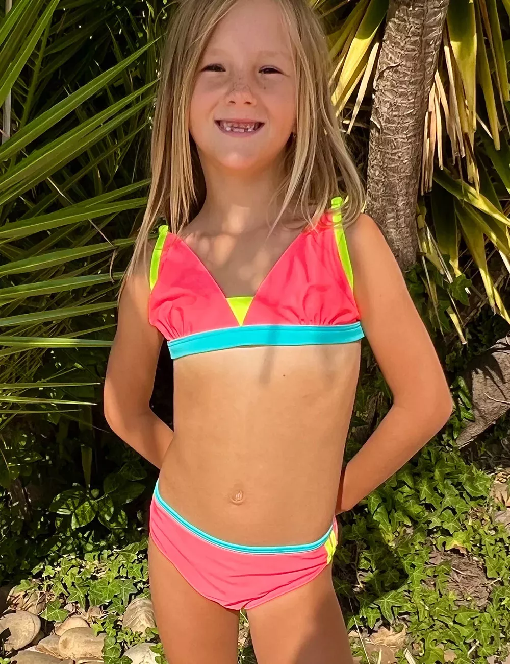 Maillot 2 pièces fille, corail-bleu-jaune fluo, haut triangle culotte classique - tailles 6 à 16 ans